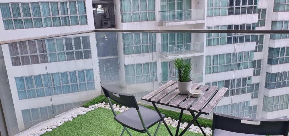 Regalia Suites With Infinity Pool Klcc By Staycation Homes Kuala Lumpur Exterior photo