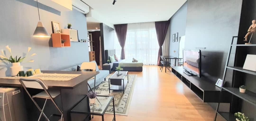 Regalia Suites With Infinity Pool Klcc By Staycation Homes Kuala Lumpur Exterior photo