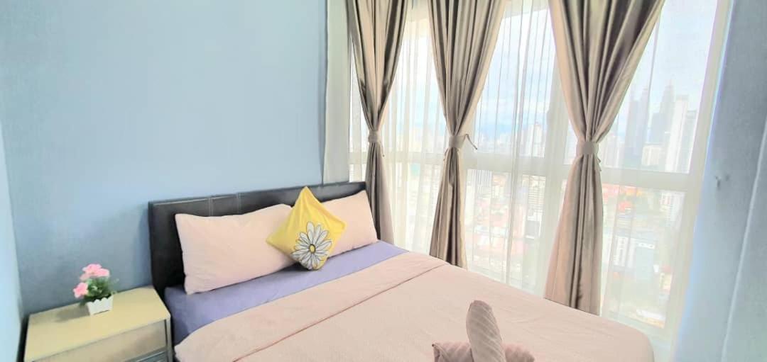 Regalia Suites With Infinity Pool Klcc By Staycation Homes Kuala Lumpur Exterior photo